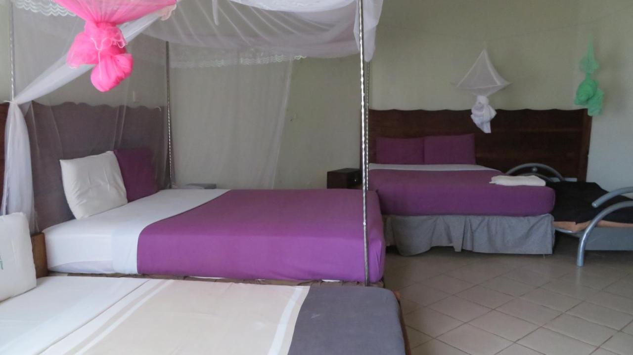 Global Village Hotel Pakwach Екстериор снимка