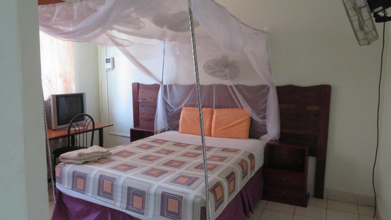 Global Village Hotel Pakwach Екстериор снимка